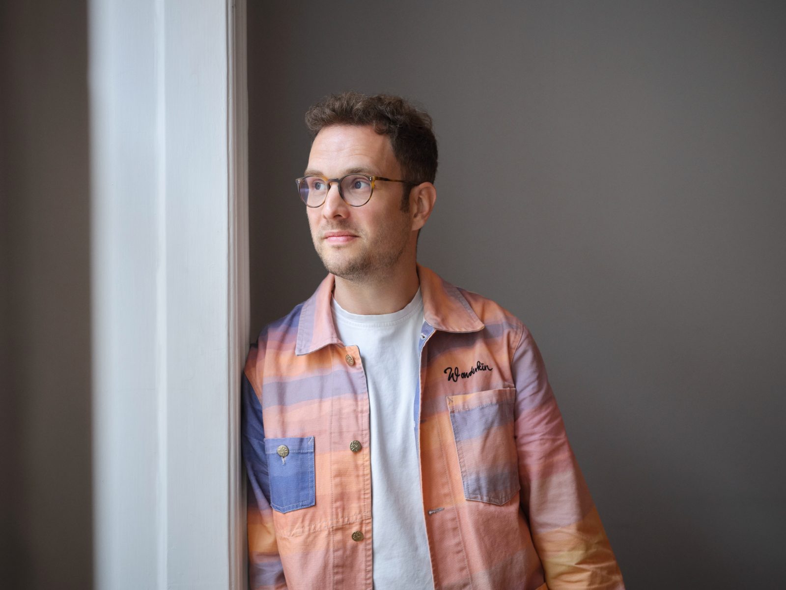 Jacob Bøtter ved et vindue